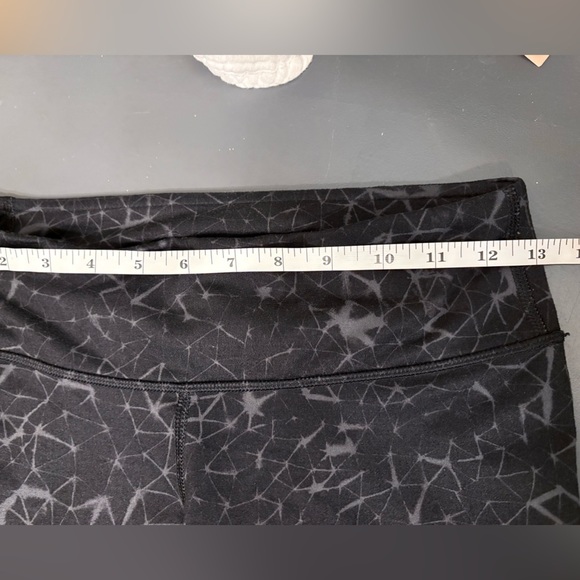 Lululemon crop run pants geometrical design in blacks size XS - Picture 4 of 7